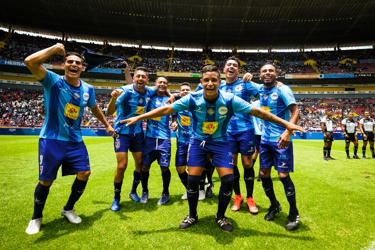 (EN GRANDE. Fue una fiesta la que se vivió en el Estadio Jalisco con las finales del evento amateur de futbol más importante del estado. Los equipos presumen sus trofeos. Foto: Especial)